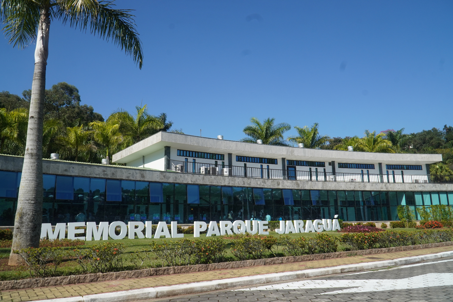 Fachada principal do Memorial Parque Jaraguá com letreiro institucional e paisagismo